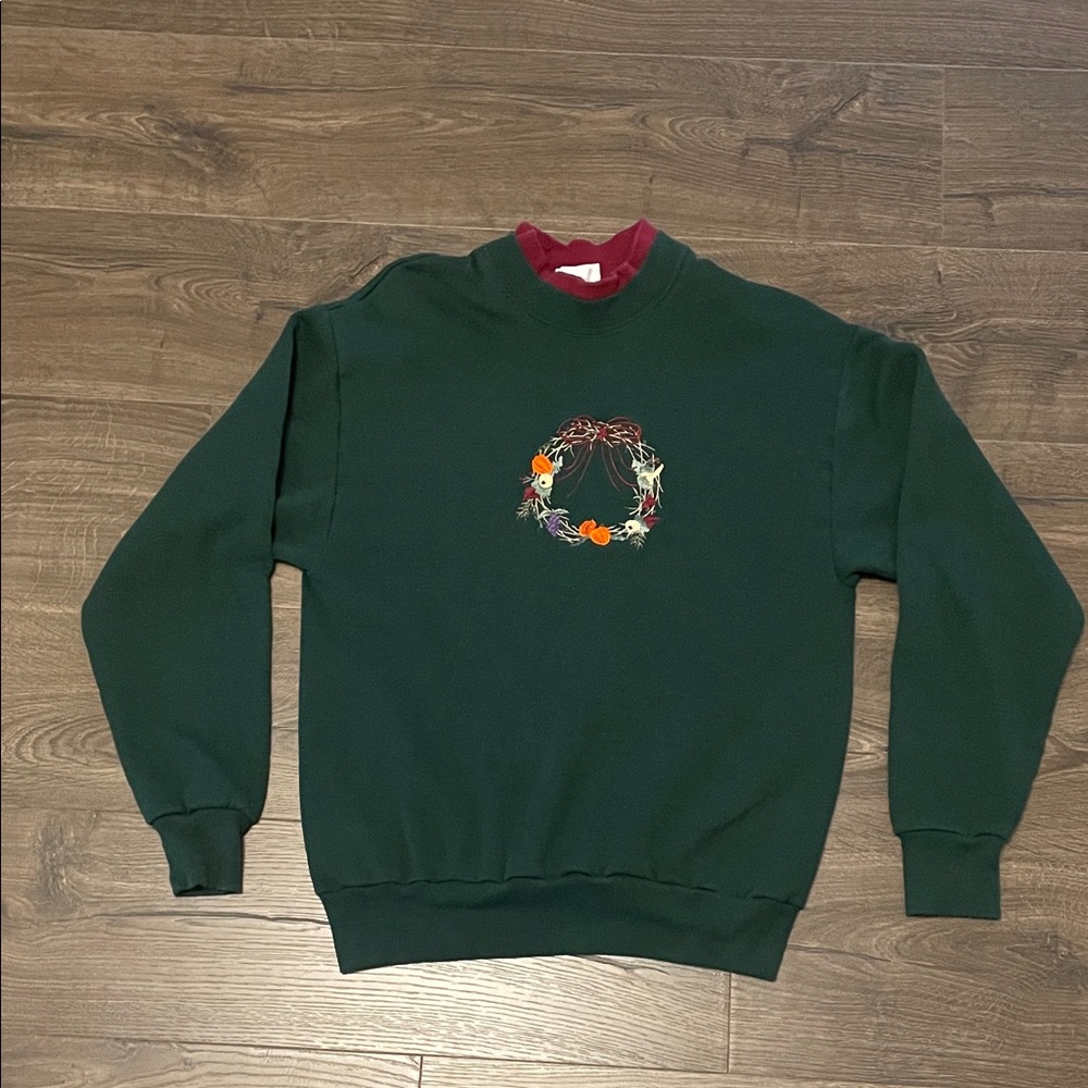 Vintage Holiday Green Mock Neck Sweatshirt w/ Embroidered Wreath Design, Medium